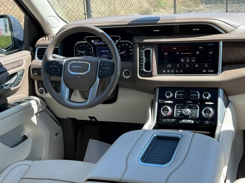 Used 2021 GMC Yukon Denali w/ Denali Premium Package image 14