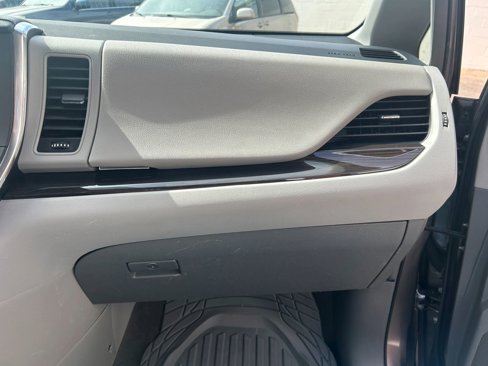 Used 2018 Toyota Sienna XLE image 48