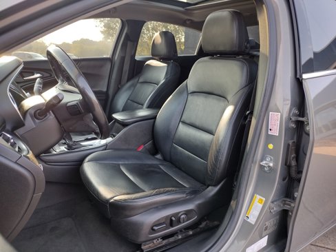 Used 2018 Chevrolet Malibu LT image 2