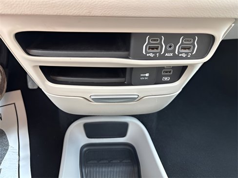 Used 2022 Chrysler Pacifica Touring-L image 16