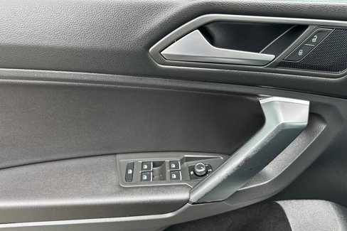 Used 2019 Volkswagen Tiguan SE image 11