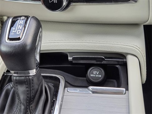 Used 2022 Volvo XC90 T5 Momentum w/ Climate Package image 18