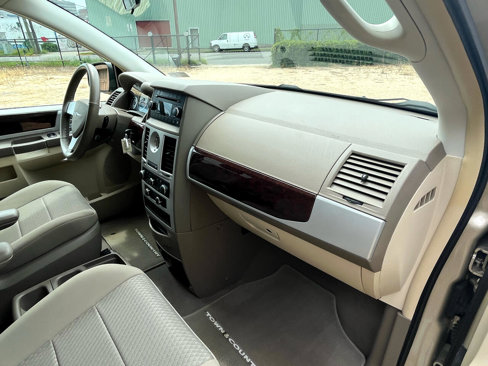 Used 2010 Chrysler Town & Country Touring image 57