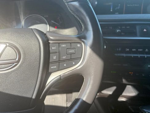 Used 2019 Lexus UX 250h image 13