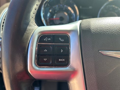 Used 2013 Chrysler Town & Country Touring image 29