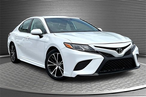 Used 2020 Toyota Camry SE image 3