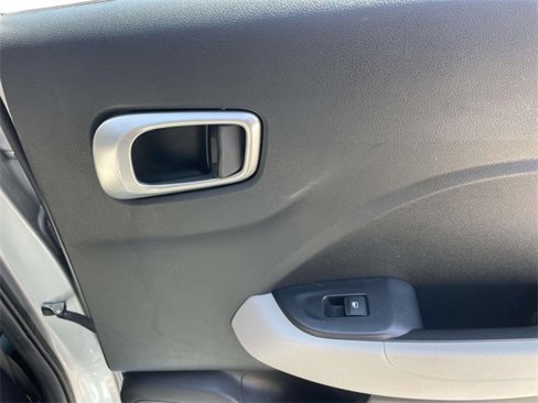 Used 2021 Hyundai Venue SEL image 11