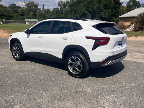 Used 2025 Chevrolet Trax LT w/ Sunroof Package image 5