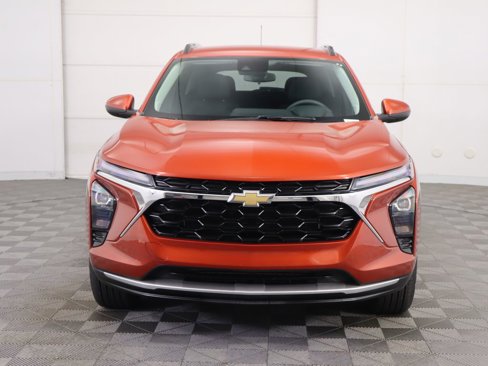 Used 2024 Chevrolet Trax LT image 2
