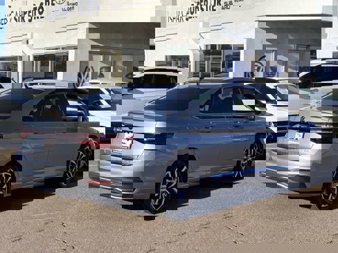 Certified 2025 Volkswagen Jetta SE image 6
