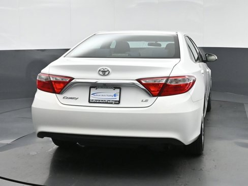 Used 2016 Toyota Camry LE image 6
