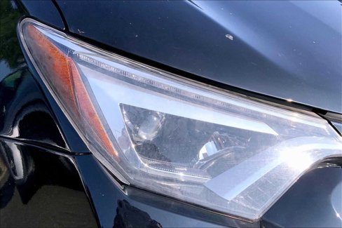 Used 2018 Toyota RAV4 SE image 27