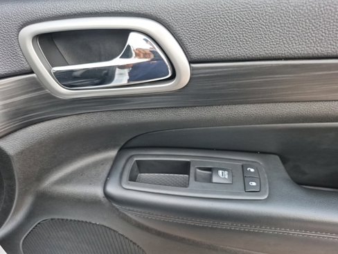 Used 2019 Jeep Grand Cherokee Altitude image 25