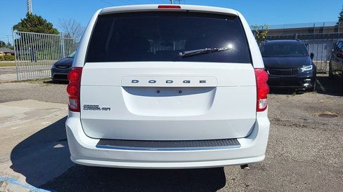Used 2017 Dodge Grand Caravan SE w/ UConnect Hands-Free Group image 9