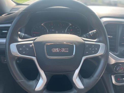 Used 2023 GMC Acadia SLE image 8