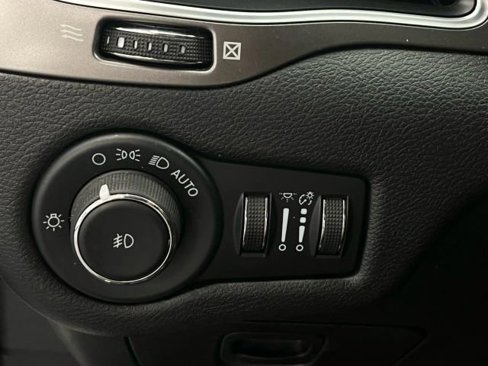 Used 2021 Jeep Cherokee Latitude Plus image 23