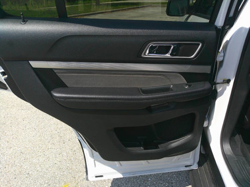 Used 2017 Ford Explorer XLT w/ XLT Appearance Package image 12