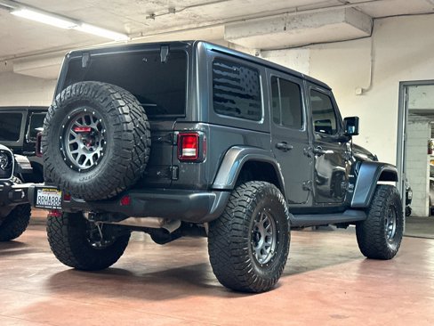 Used 2018 Jeep Wrangler Unlimited Sahara image 5
