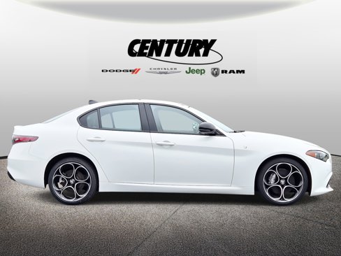 Used 2024 Alfa Romeo Giulia Ti image 2