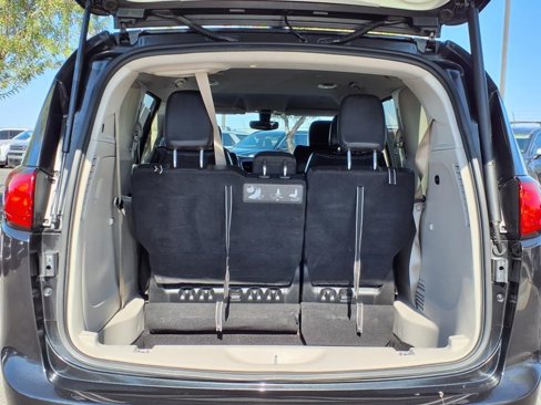 Used 2019 Chrysler Pacifica Touring-L image 17