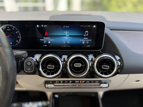 Used 2021 Mercedes-Benz GLA 250 4MATIC w/ Premium Package image 20