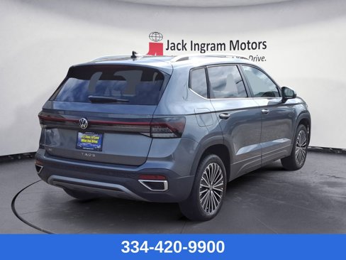 Used 2025 Volkswagen Taos SE w/ Panoramic Sunroof Package image 5