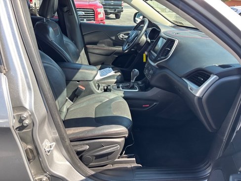 Used 2015 Jeep Cherokee Trailhawk w/ Cold Weather Group image 18