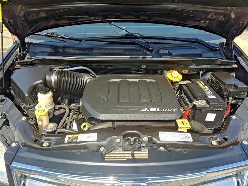 Used 2016 Chrysler Town & Country Touring image 30