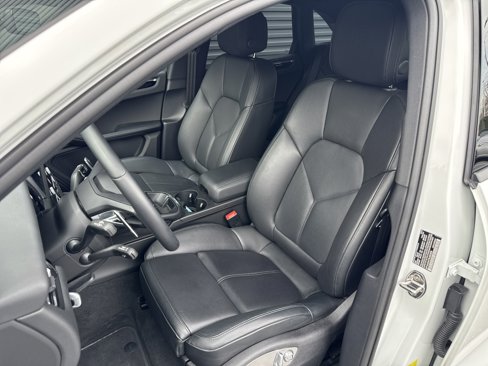 Certified 2025 Porsche Macan image 10