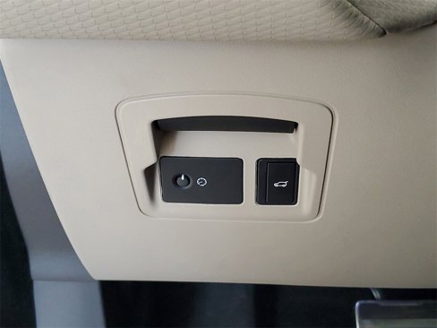 Used 2023 Land Rover Range Rover Velar R-Dynamic S image 13