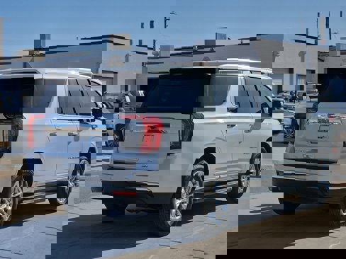 Used 2022 GMC Yukon SLT w/ SLT Luxury Package image 4