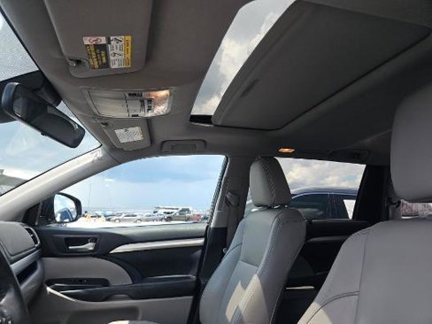 Used 2018 Toyota Highlander XLE image 22