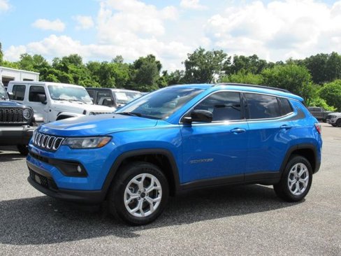 New 2025 Jeep Compass Latitude w/ Mopar Graphics Package image 3