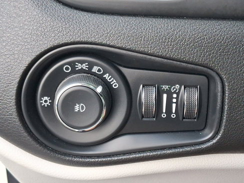 Used 2020 Jeep Renegade Limited w/ UConnect 8.4 Nav Group image 25