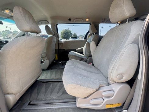 Used 2014 Toyota Sienna L image 12
