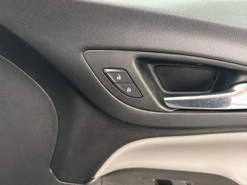 Used 2021 Chevrolet Equinox LS image 27