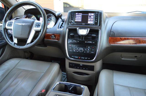 Used 2016 Chrysler Town & Country Touring-L image 21