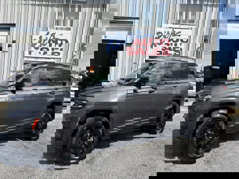 Used 2024 Jeep Grand Cherokee L Laredo image 10