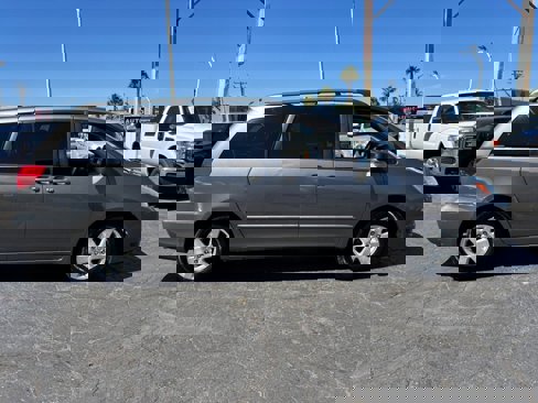 Used 2004 Toyota Sienna LE image 2