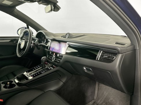 Certified 2025 Porsche Macan image 30