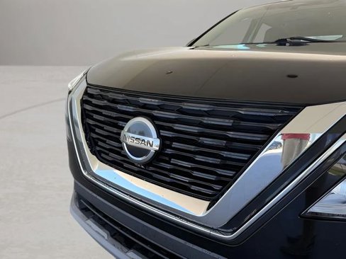 Used 2021 Nissan Rogue SV image 2