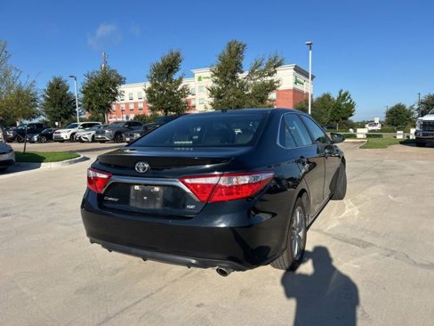 Used 2017 Toyota Camry SE w/ Moonroof Package image 3