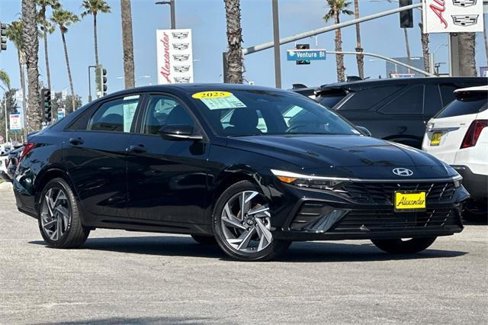 Used 2025 Hyundai Elantra Sport image 2