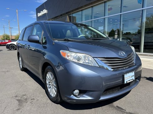 Used 2014 Toyota Sienna XLE image 2
