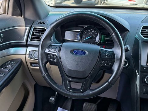 Used 2016 Ford Explorer XLT w/ Equipment Group 202A image 9