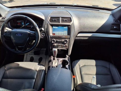 Used 2018 Ford Explorer XLT w/ Equipment Group 202A image 9