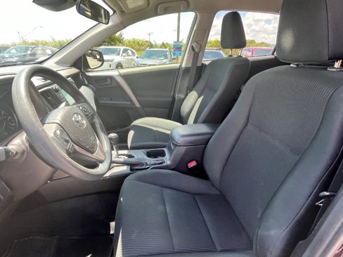 Used 2018 Toyota RAV4 LE image 7