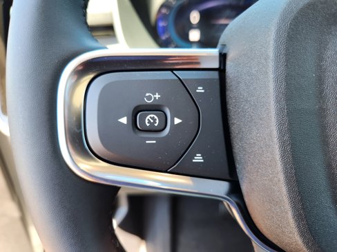 New 2025 Volvo XC40 B5 Core w/ Climate Package image 31