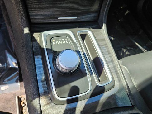 Used 2018 Chrysler 300 Touring L image 6