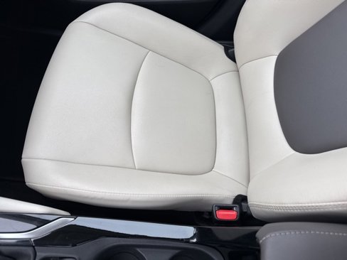 Used 2022 Toyota Corolla Cross XLE image 19